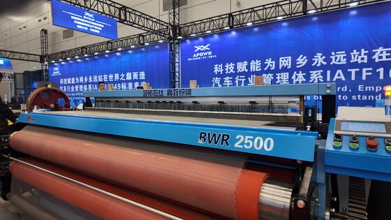 Fully CNC high-strength aluminum alloy wire mesh weaving machines are mainly used for window screen products.